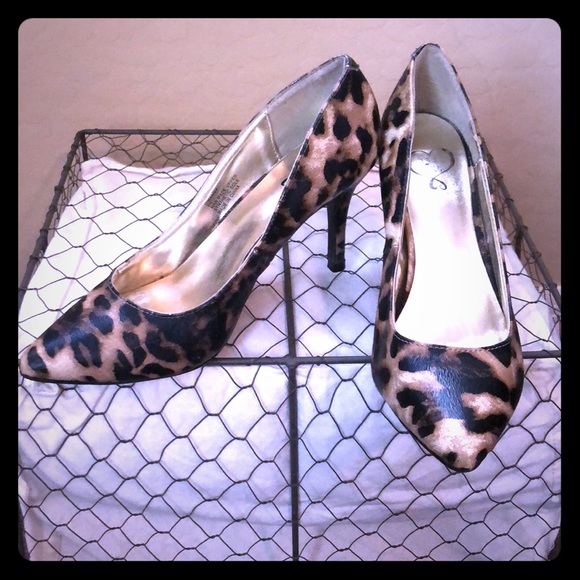 Leopard Print Pumps- Size 6 - Picture 1 of 6